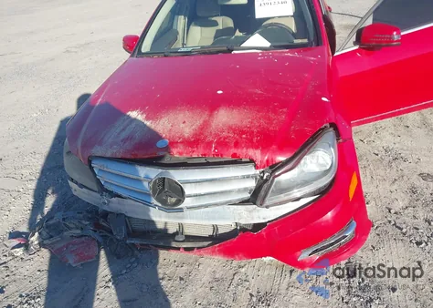 2013 Mercedes-Benz C 250 Sport z USA, uszkodzony, nr VIN WDDGF4HBXDR257474